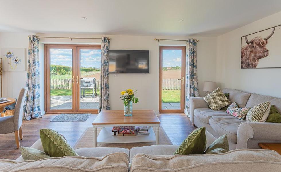 un salon avec un canapé et une table dans l'établissement Vella, à Lincoln