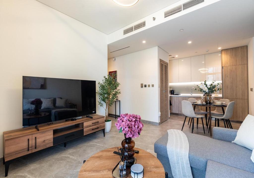 Photo inspiration: Gallery Detail: Bespoke Holiday Homes Elegant 2Br Waterfront Stay With Canal View