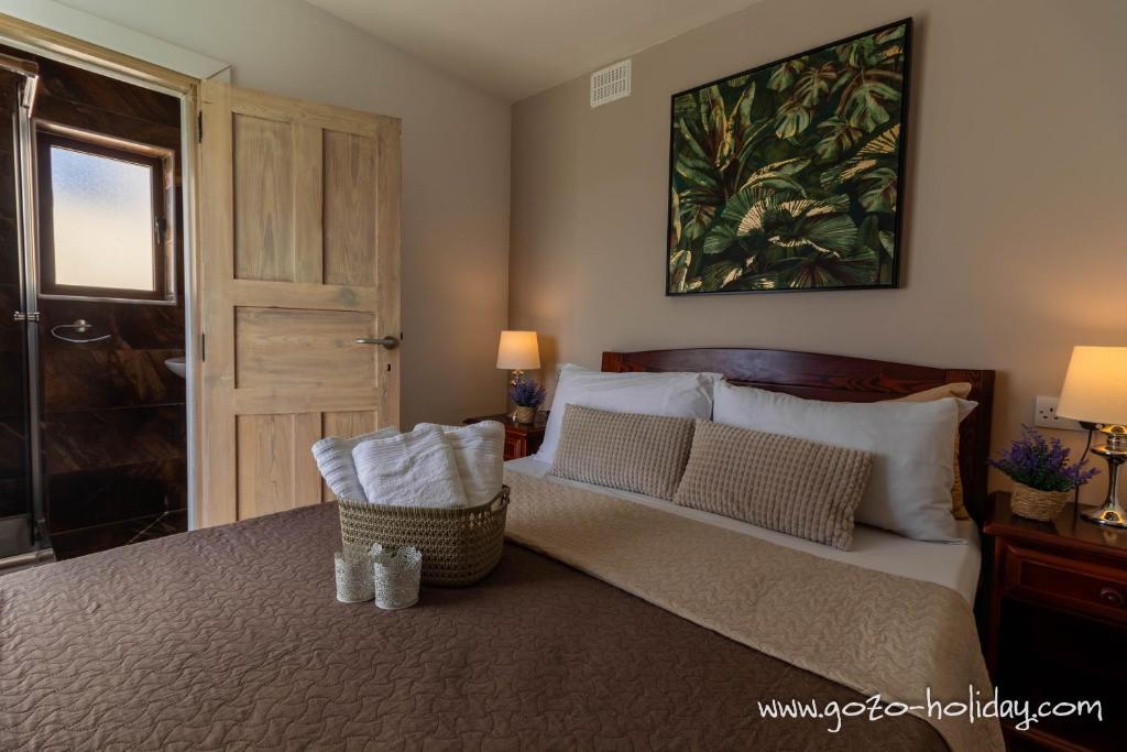 沙拉Hibiscus的一间卧室设有一张大床和一扇门