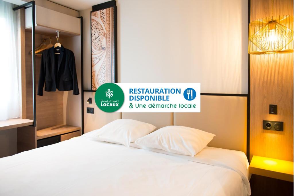 勒勒莱克凯尔于永勒莱克胡昂布雷斯特布里特酒店的房间里的床的标志