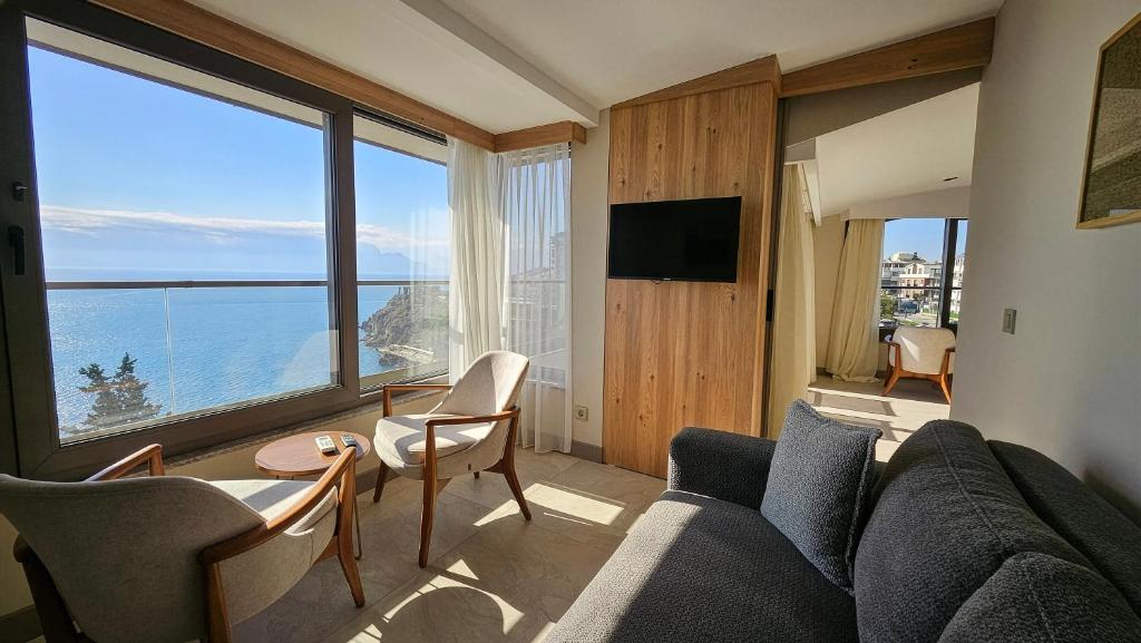 un soggiorno con un divano e una grande finestra di Reev Coffee House a Antalya (Adalia)