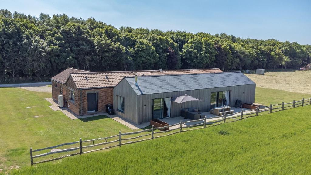 East IlsleyにあるGallopsの塀のある畑の小屋