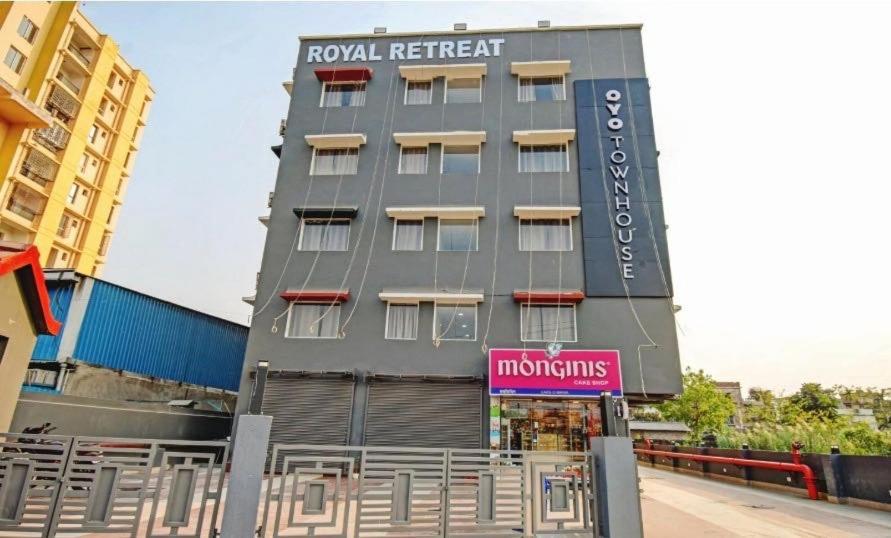 een gebouw met een bord dat de koninklijke retraite leest bij Townhouse Madhyamgram Chowmatha Bus Terminal Kolkata Formerly Star Guest House in Dohāri