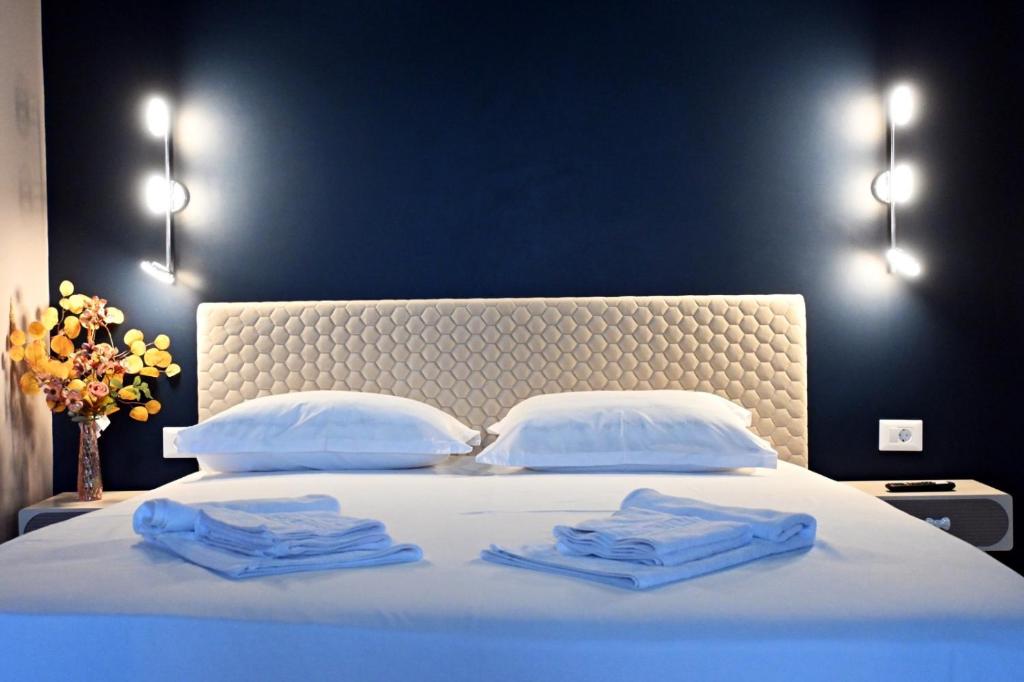 Postel nebo postele na pokoji v ubytování Eve's Central