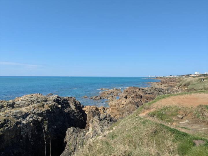 een uitzicht op de oceaan vanaf een rotsachtige klif bij Villa Angeli in Les Sables-dʼOlonne