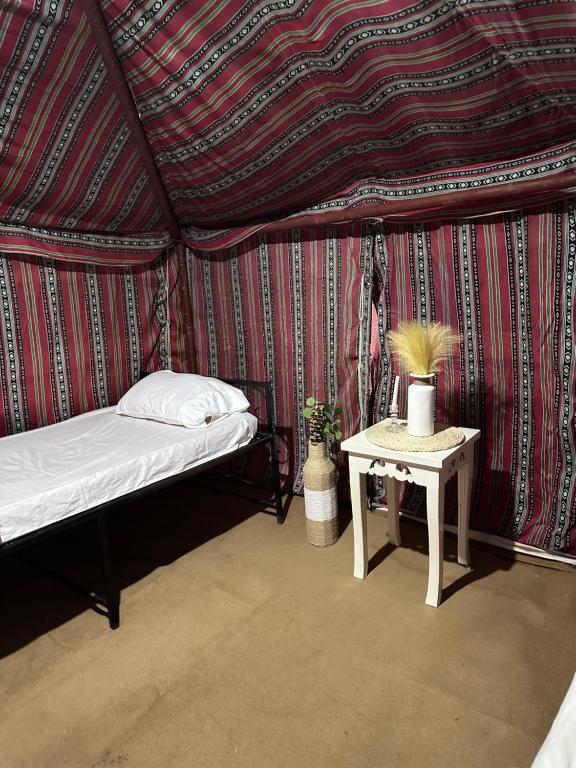 Postel nebo postele na pokoji v ubytování Under Stars Camp استراحة تحت النجوم