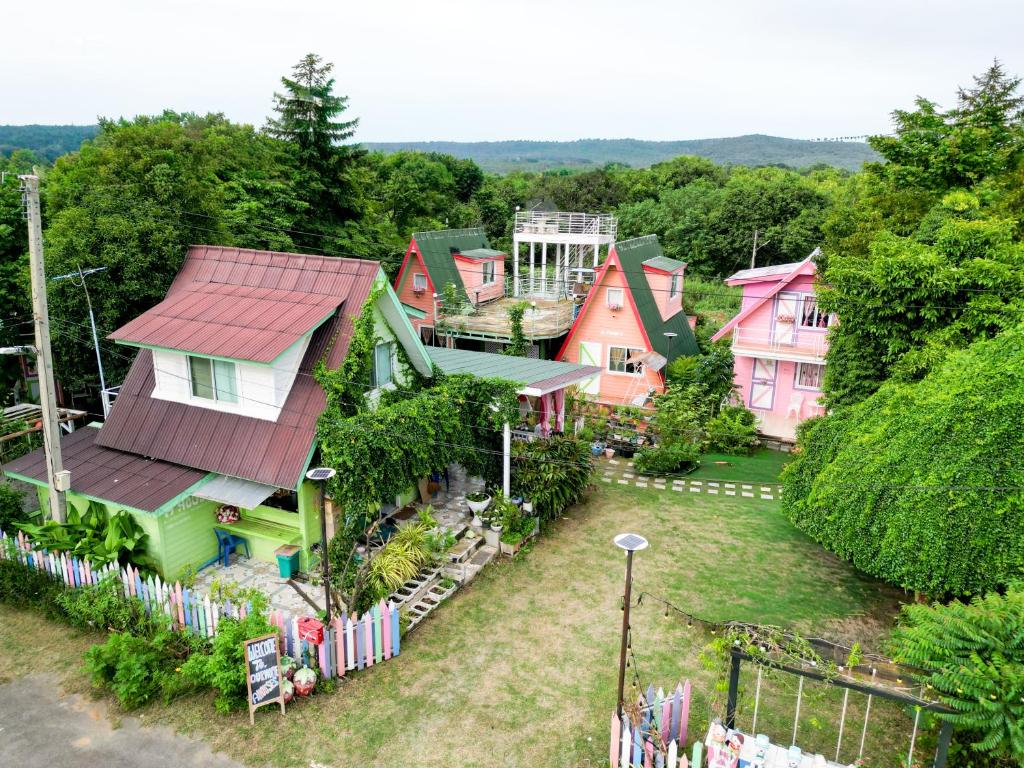 een luchtfoto van een groep huizen bij A Houses Homestay in Nakhon Ratchasima