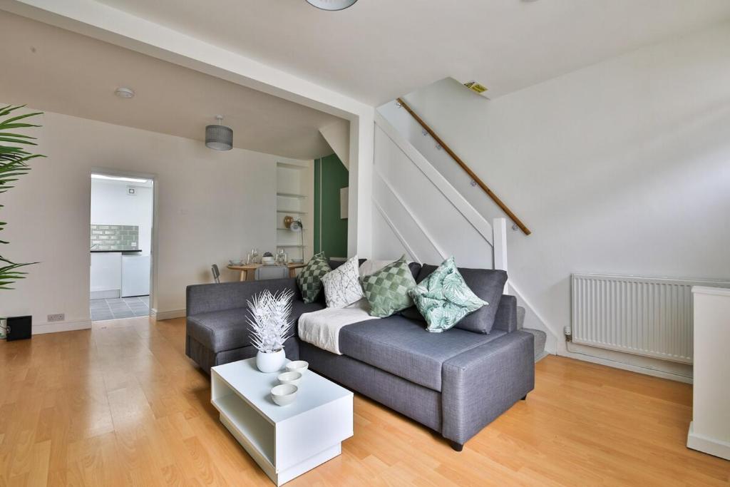 Χώρος καθιστικού στο City Escape – Stylish 2-Bed near Cardiff Centre