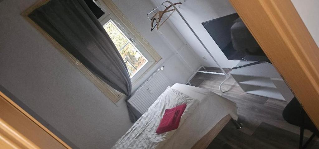 an overhead view of a bedroom with a bed and a window at Monteurwohnung in Wissen