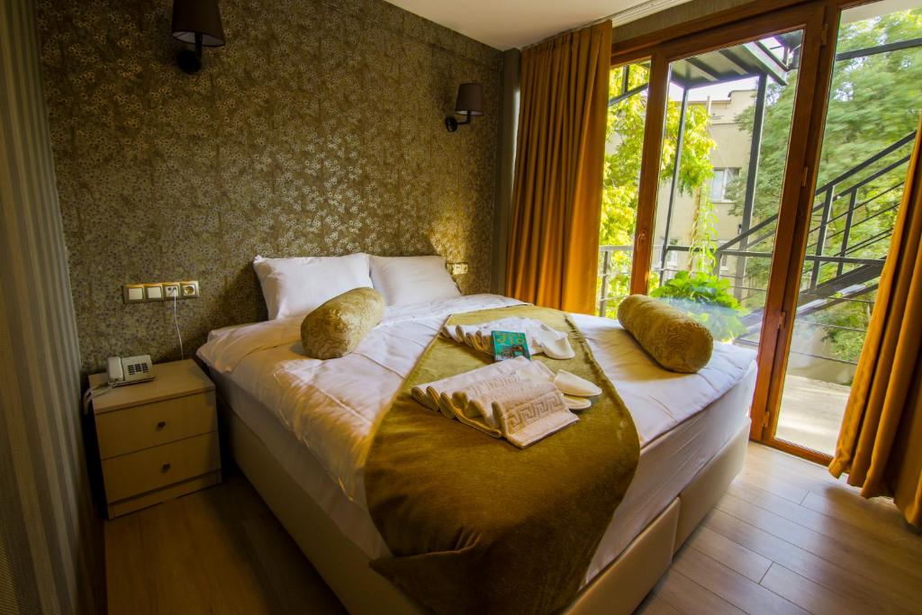 Schlafzimmer mit einem großen Bett und einem Fenster in der Unterkunft Kuzen Otel in Istanbul