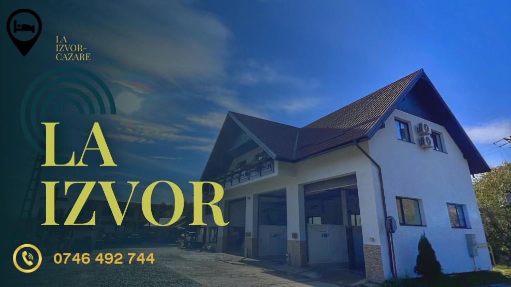 een huis met een bordje waarop la favor staat bij La Izvor Moinești, Cazare in Moineşti