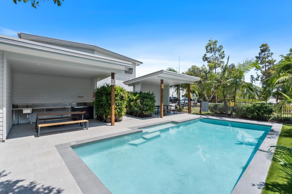 een zwembad in de achtertuin van een huis bij Laid-Back Wurtulla Escape with Style & Charm in Kawana Waters