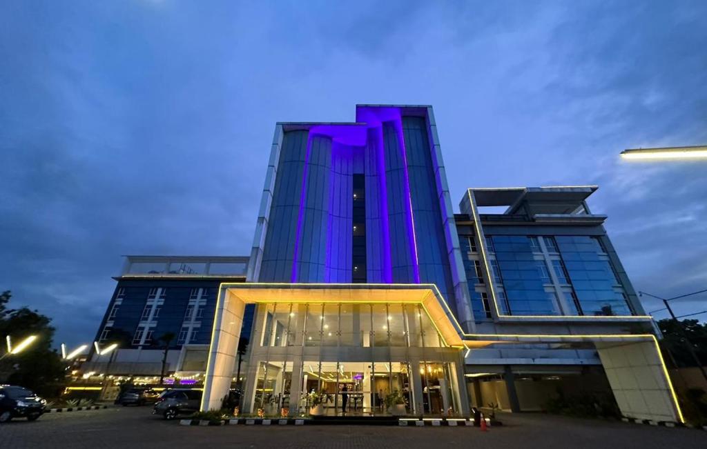 un gran edificio con una torre púrpura en la parte delantera en Yasmin Hotel Karawaci, en Tangerang