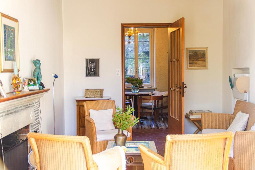 - un salon avec une cheminée, une table et des chaises dans l'établissement Villa dei Muralti, à Muralto