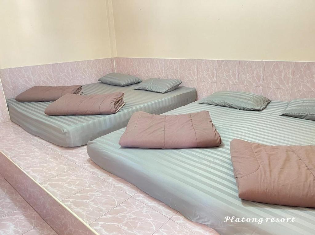 Ένα ή περισσότερα κρεβάτια σε δωμάτιο στο ปลาตอง รีสอร์ท