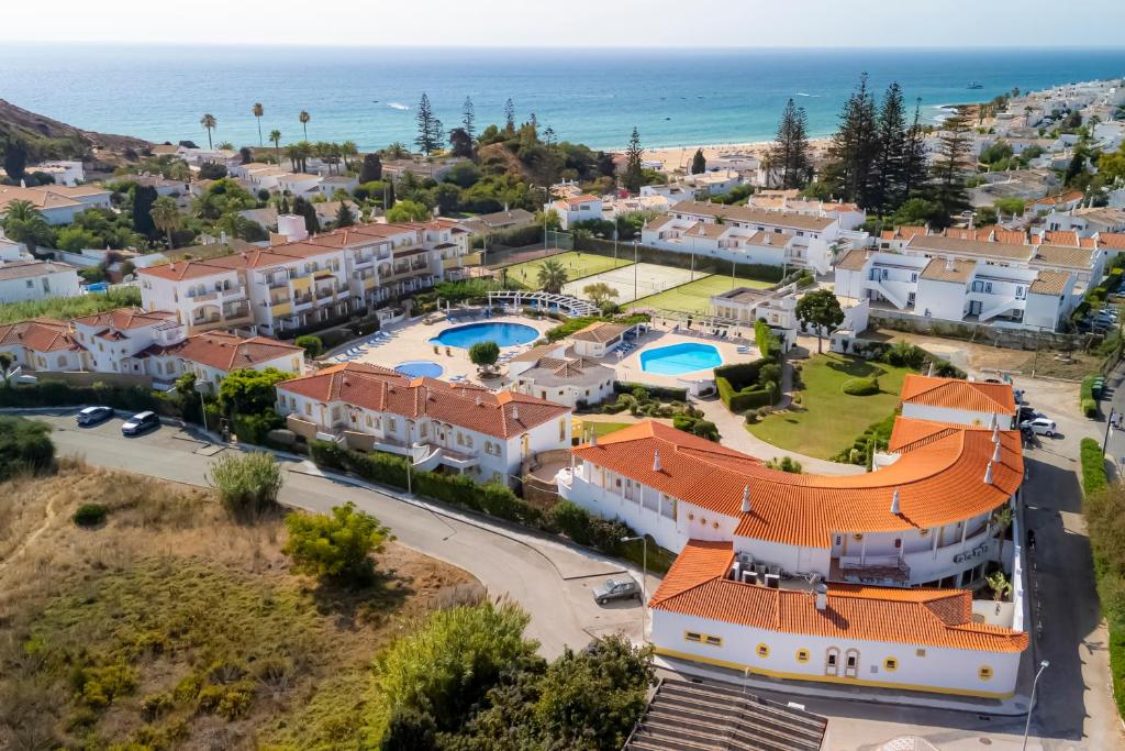 ルースにあるLuz Bay Hotelの家屋と海の空の景色