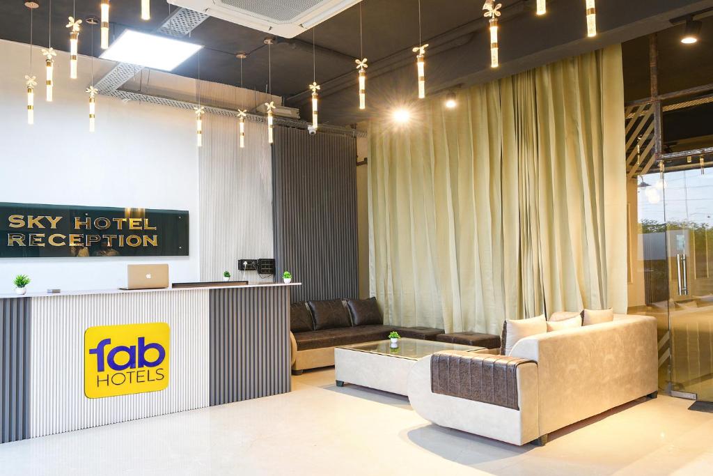un salon avec un canapé et une table dans l'établissement FabHotel Sky I, à Gurgaon