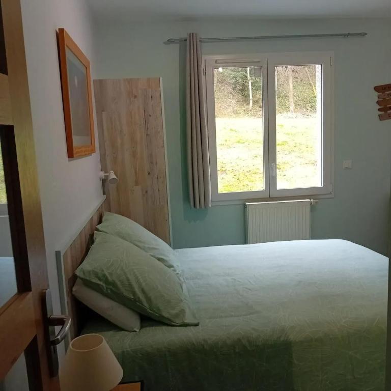 Ένα ή περισσότερα κρεβάτια σε δωμάτιο στο Studio charmant près de Notre-Dame-des-Millières