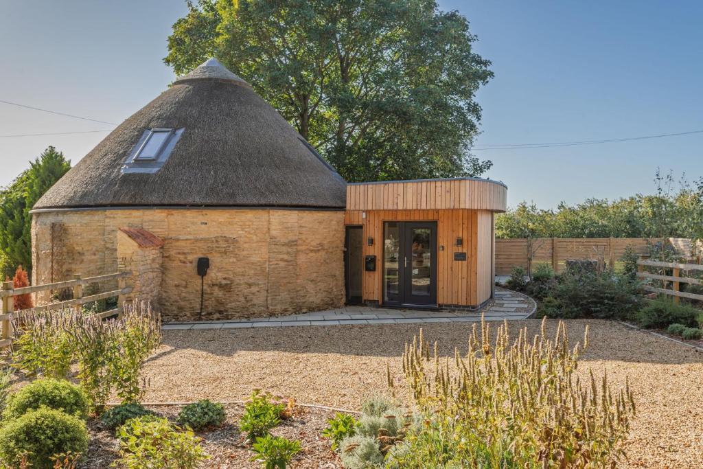 BrauncewellにあるHorse Ginの庭にある茅葺き屋根の小さな建物