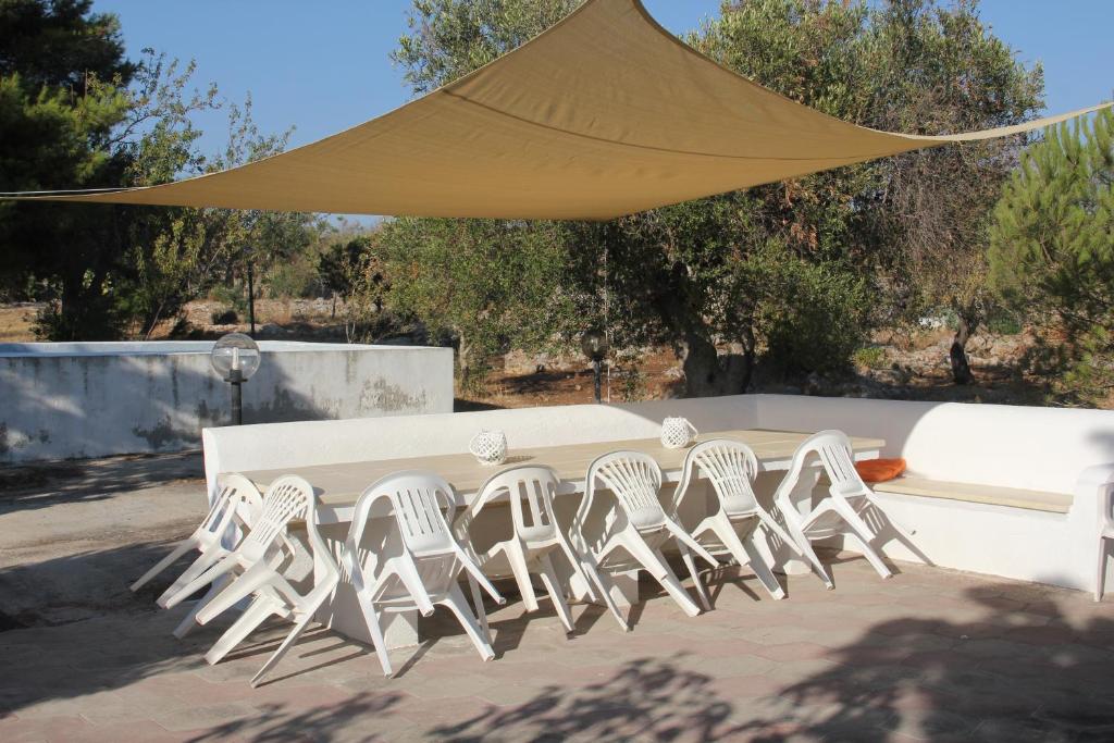 タヴィアーノにあるCasa in macchia mediterraneaの白い椅子の集団