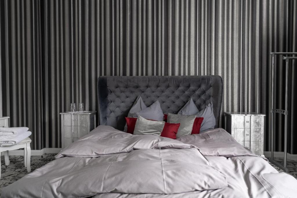 a bedroom with a large bed with red pillows at Apartmenthaus in der Delitzscher Str in Halle-Saale nähe Hauptbahnhof in Halle an der Saale