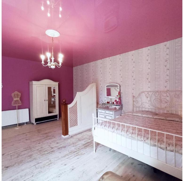 En eller flere senge i et værelse på Retro House