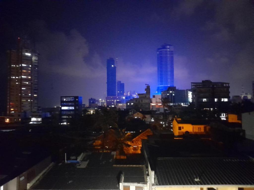 スリ・ジャヤワルダナプラ・コッテにあるSun Hinda Colomboの高層ビルが立ち並ぶ夜の街並み