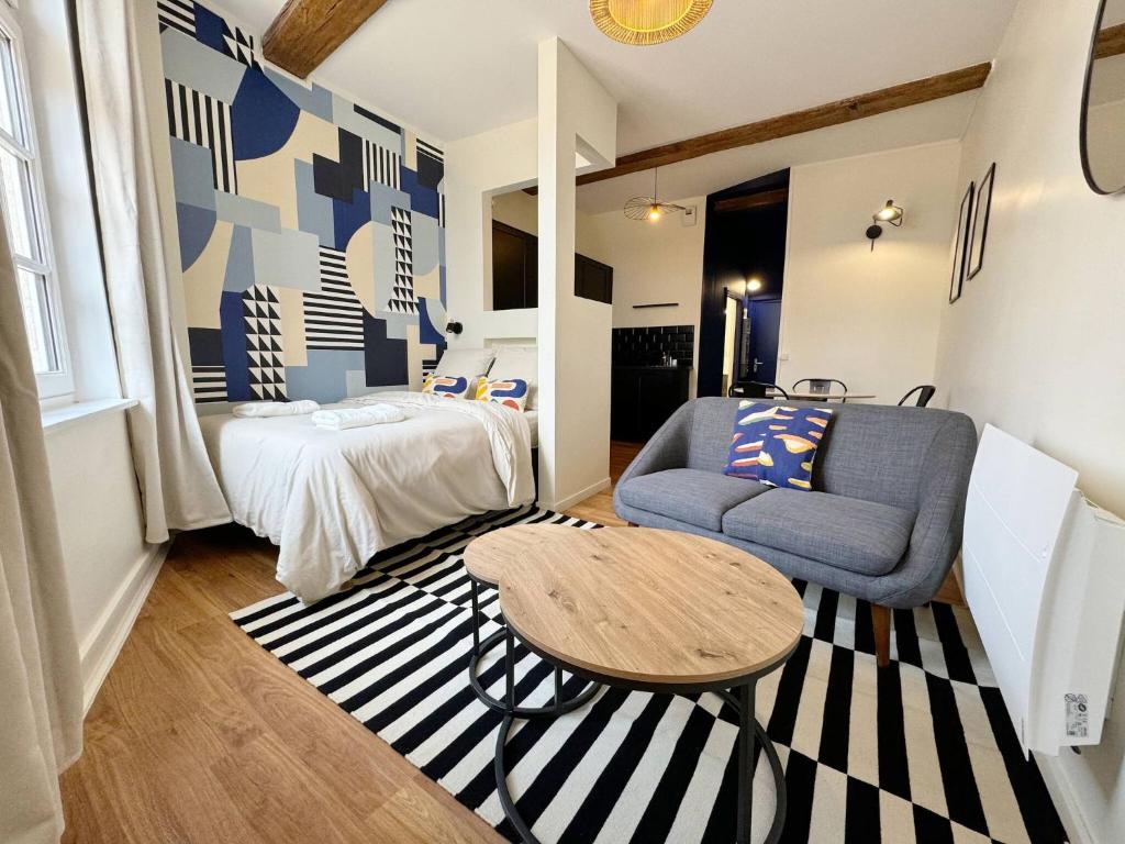 Postel nebo postele na pokoji v ubytování Best Place - Studio hyper centre ville d'Arras