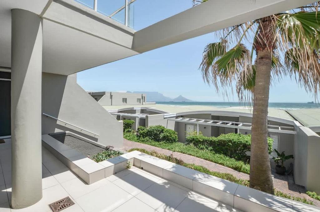 una vista dell'oceano dal balcone di una casa di Spacious Beach Access Apartment at Dolphin Beach a Bloubergstrand
