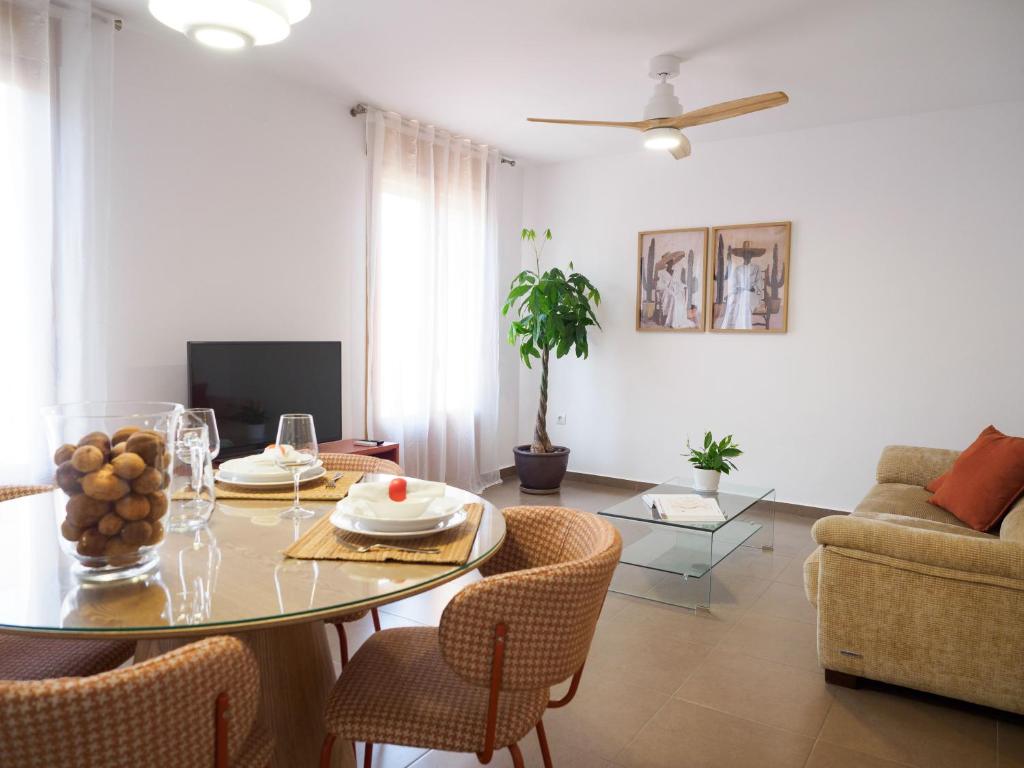 un soggiorno con un tavolo e un divano di Habana en el corazón de Cuenca a Cuenca