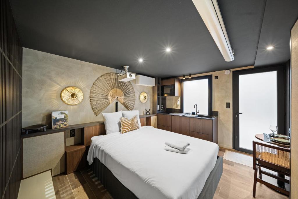 
Deluxe Suite with Spa Bath
