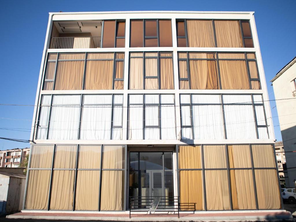 un edificio con puertas y ventanas de madera en Randori Rest, en Gori