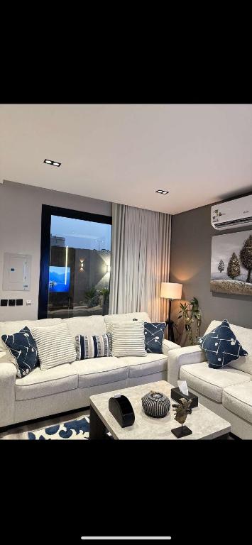 Et opholdsområde på شقة أرضية مدخل خاص غرفتين نوم وصالة