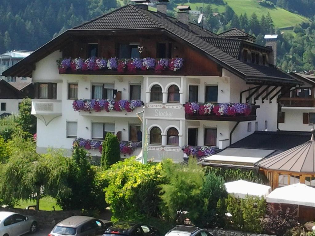 una casa con flores en sus balcones en Alphotel Stocker Alpine Wellnesshotel, en Campo Tures