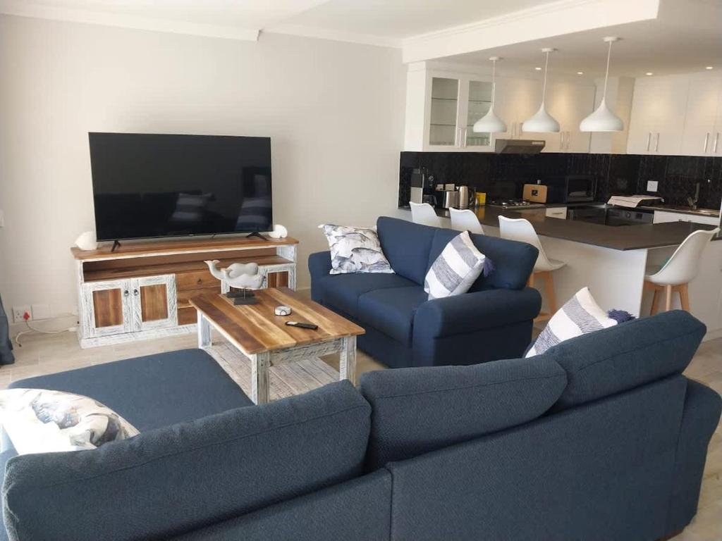 Et tv og/eller underholdning på 2 Bedroom Apartment at Dolphin Beach