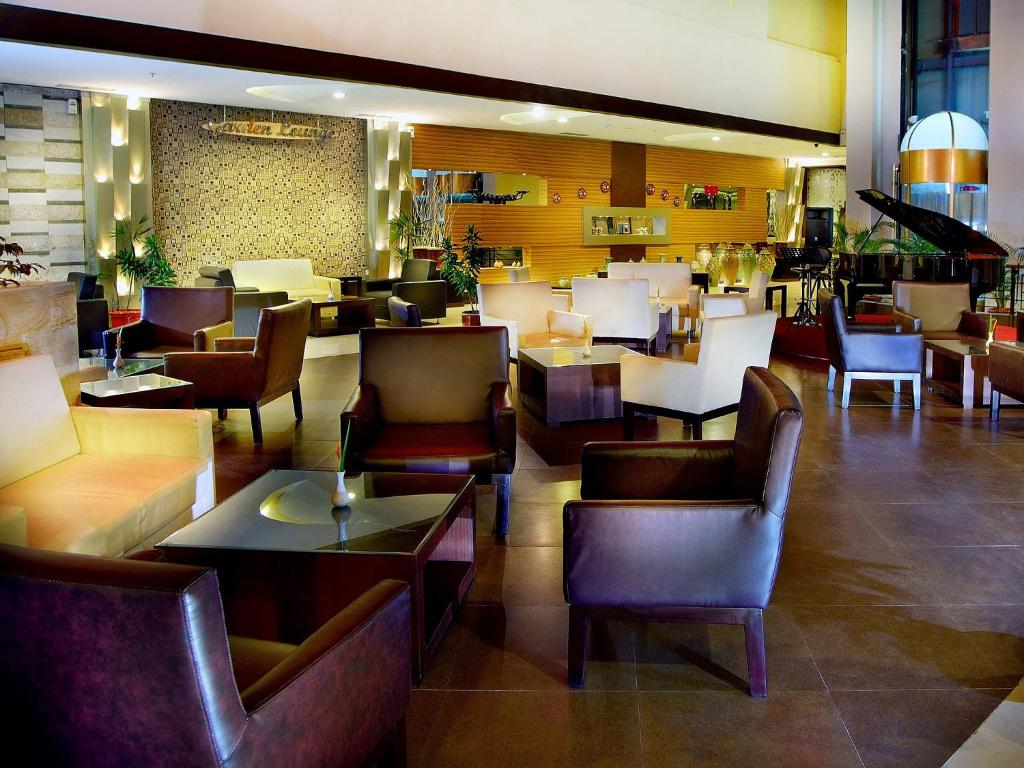 Posezení v ubytování Aston Pontianak Hotel and Convention Center