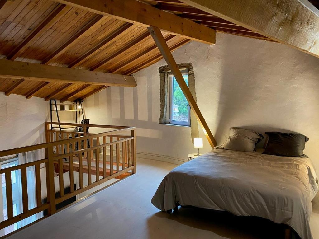 Ένα ή περισσότερα κρεβάτια σε δωμάτιο στο Appartements dans bâtiment historique, au cœur du vieux Voreppe