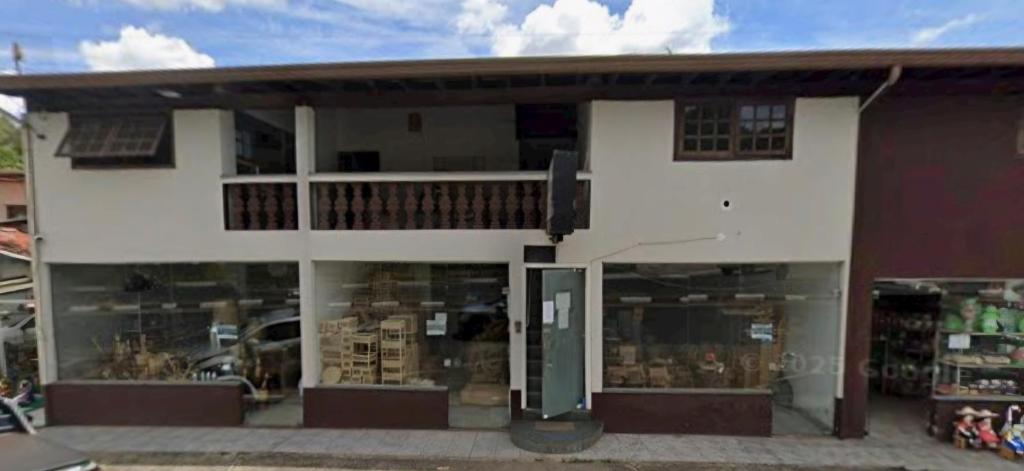 a store front of a building with a balcony at Hotel vitoria in Pedreira