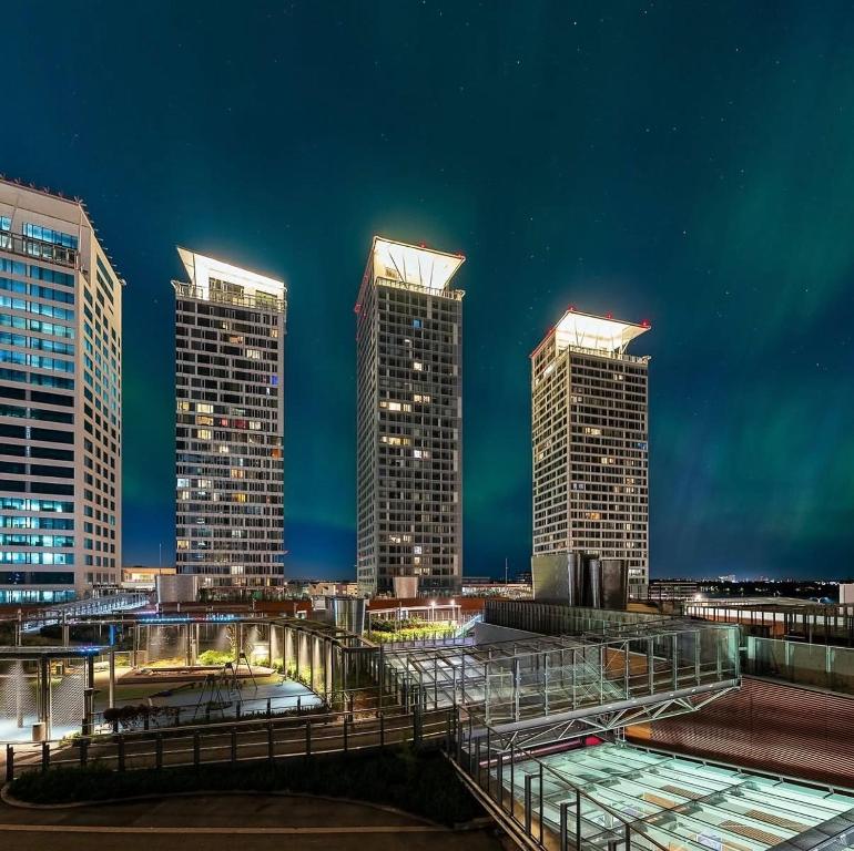 ヘルシンキにある100m2 Luxury Skyscraper Apartment with Amazing view over Helsinkiの夜の高層ビルが立ち並ぶ街のスカイライン