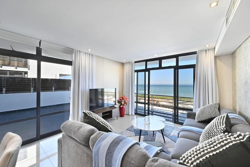 un soggiorno con vista sull'oceano di 3 Bedroom Eden on the Bay a Big Bay