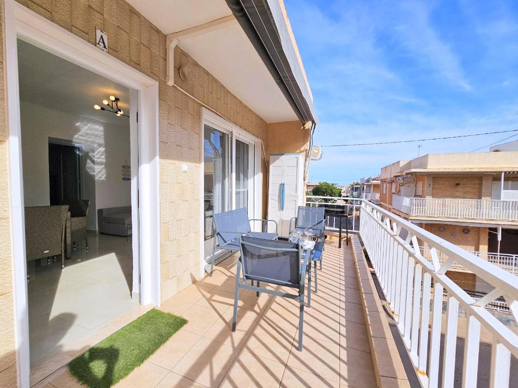 einen Balkon eines Hauses mit Stühlen darauf in der Unterkunft Apartamento Mar Menor Zen A2 in Mar de Cristal
