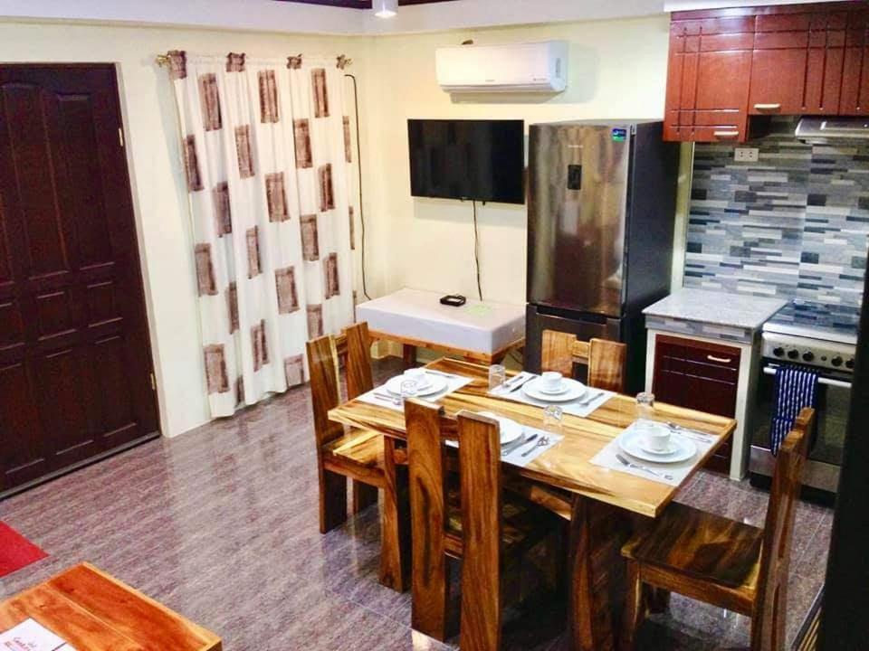 Η κουζίνα ή μικρή κουζίνα στο Dumaguete Suites