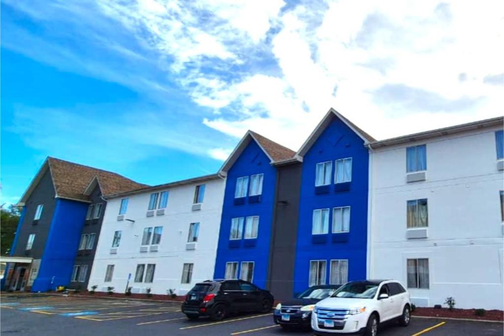 Calumet ParkにあるKings Inn By OYO Calumet Park I-57の青白の建物