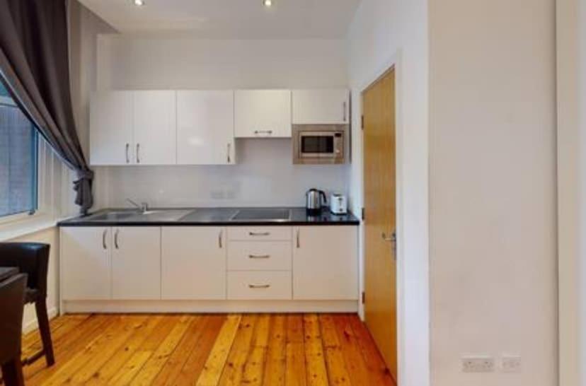 Kuchyň nebo kuchyňský kout v ubytování Heart of Notts, Quiet Studio, Back of the Building