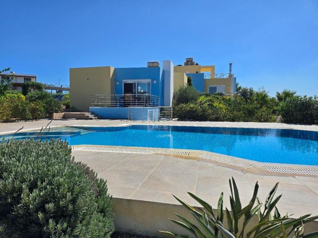 Πισίνα στο ή κοντά στο In 2015 fertiggestelltes Ferienhaus mit privatem Pool und Meerblick