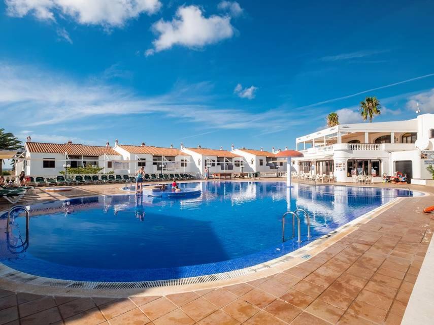 Bazén v ubytování Appartamento Nathan a Son Bou con balcone vista mare nebo v jeho okolí