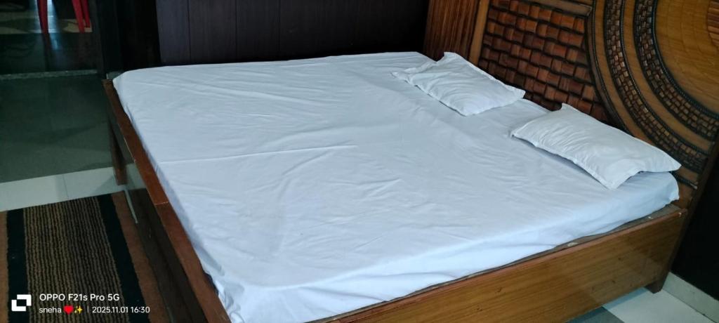 Postel nebo postele na pokoji v ubytování hotel daksh
