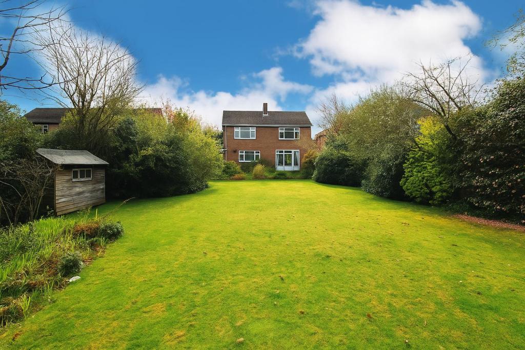 a large yard in front of a house at Luxury Airport Home with Driveway and Garden- Sleeps 7 in Ashley