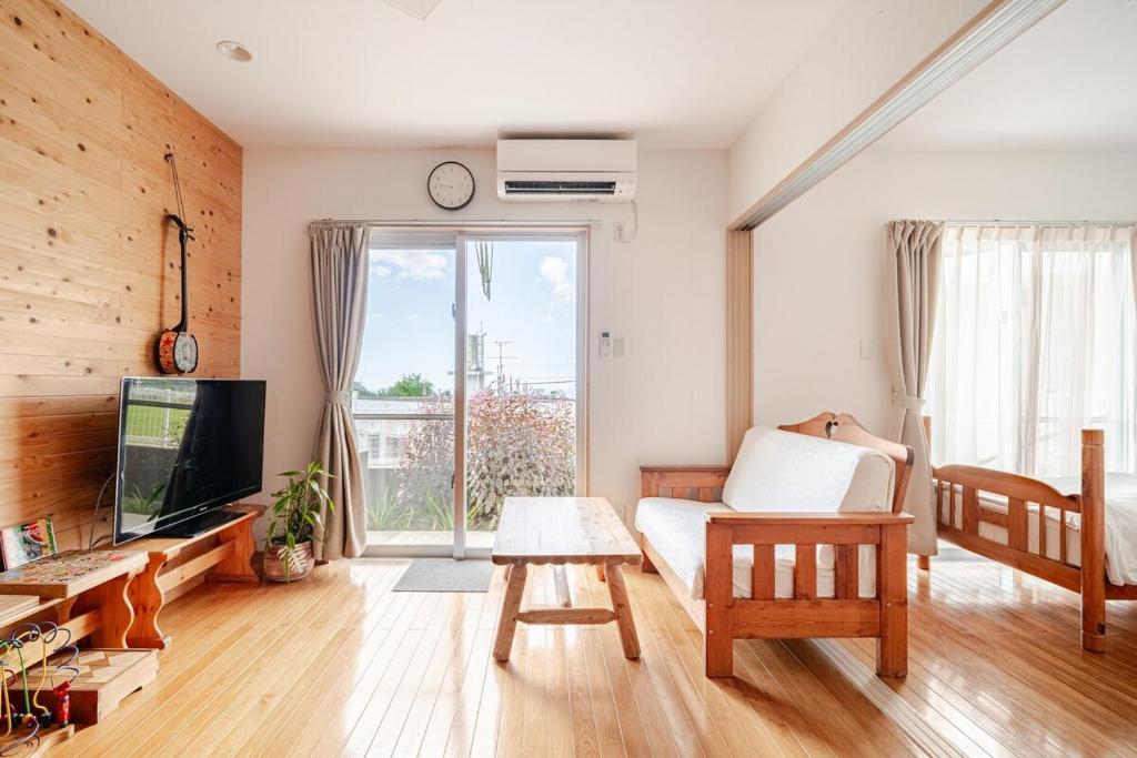 TV a/nebo společenská místnost v ubytování お子様連れ&動物好き大歓迎！産みたての卵を収穫体験できる宿