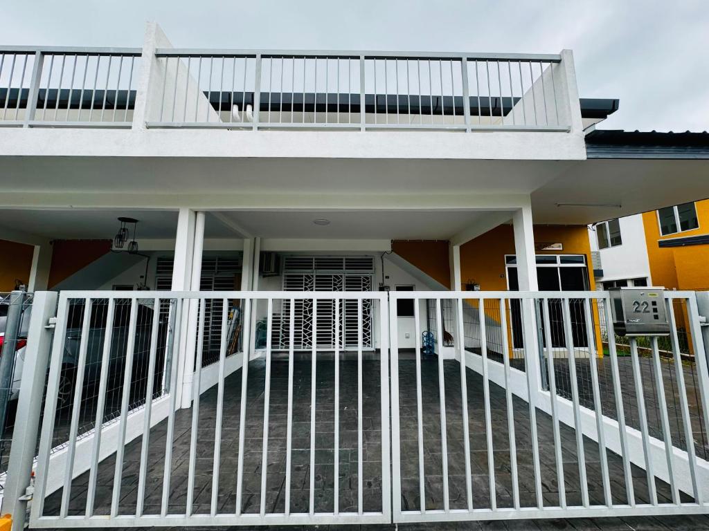 Kampong JelatangにあるAz homes AGの白手すりの家の玄関